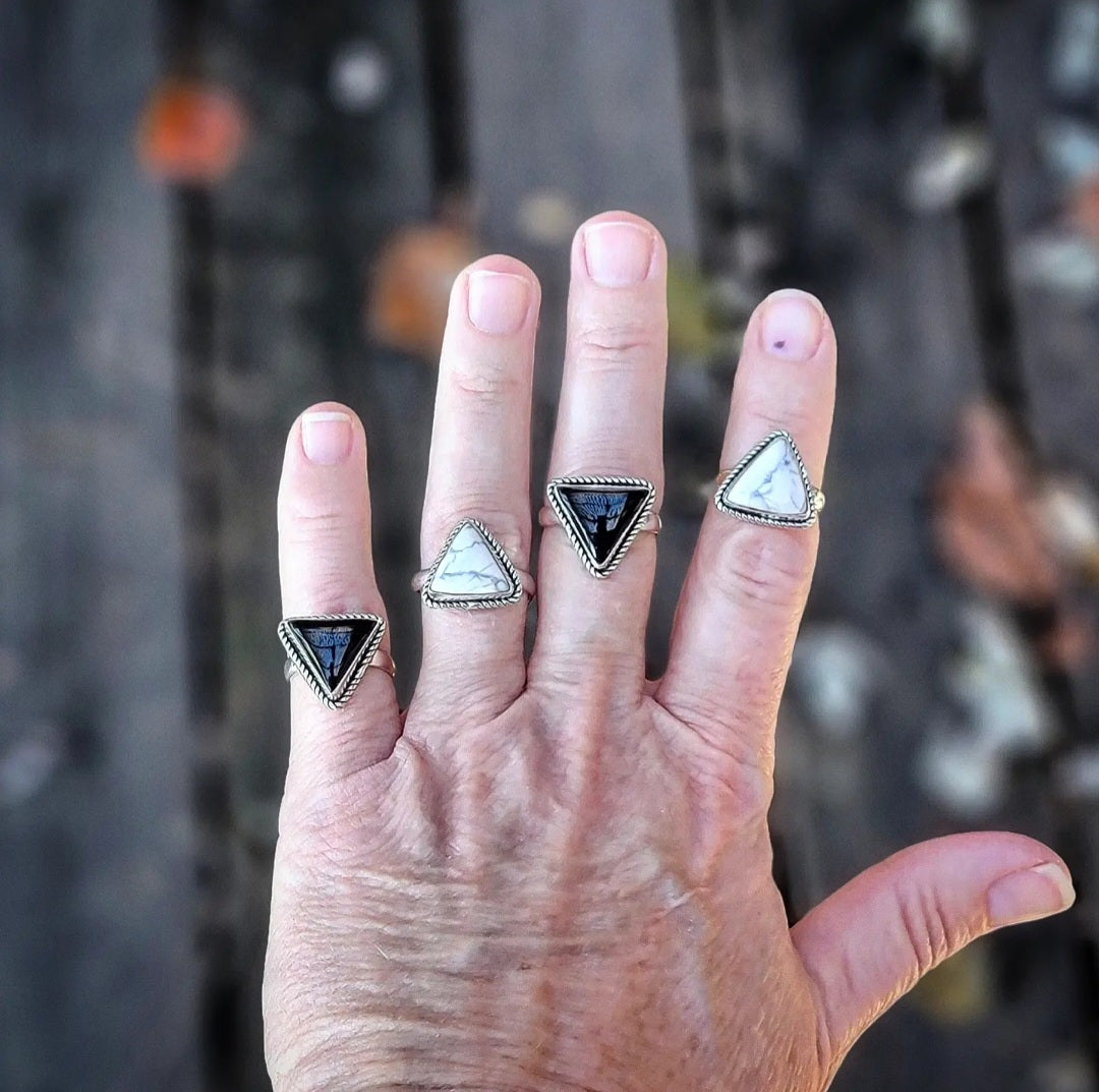 MOTO・ COMTEMPORARY NATIVE TRIANGLE RING Native American Wedding Band - Turquoise Gemstone Triangles